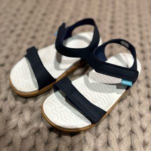 NATIVES CHARLEY SANDLE IN NAVY. SIZE C12.